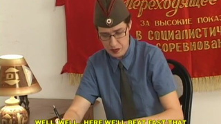 Солдаты наказывают русских студенток за опоздание шлепками по жопе