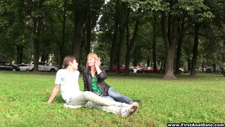 Парень и девушка после прогулки в парке занялись анальным сексом