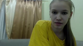 Русская девушка сосет член и глотает горькую сперму в видеочате