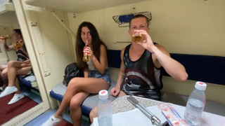 Русские пацаны напоили попутчицу в поезде, чтобы поскорее сделала минет