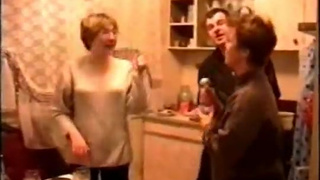 Выпившая пара долбится во время вечеринки в комнате (русское порно)
