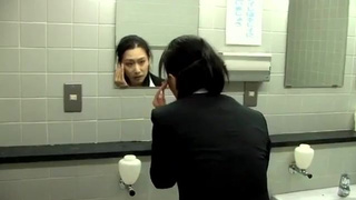 Японец жестко выебал азиатку в туалете зажав рот рукой