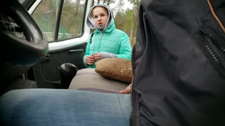 Русская блондинка сделала минет мужчине в машине за деньги