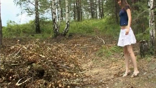 Русский парень ебет в лесу в очко молодую подругу