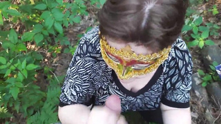 Русская взрослая дама отсасывает конец у пацыка в лесу